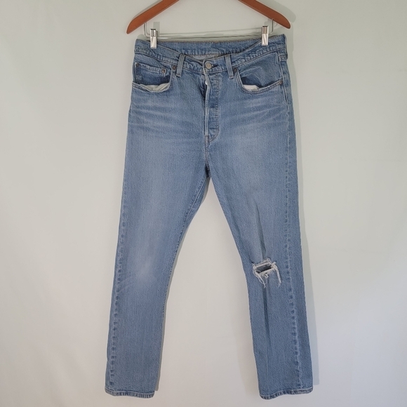 Levis 501 Men's Light Wash Button Fly Straight Leg Distressed Jeans Sz W32 L32 - Picture 1 of 12